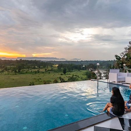 Stayvista'S Vine & Splash - Riverside Villa With An Infinity Pool And Indoor Games Karjat Extérieur photo