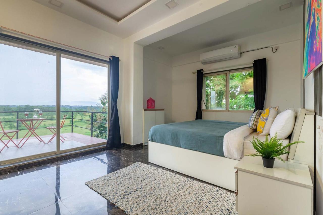 Stayvista'S Vine & Splash - Riverside Villa With An Infinity Pool And Indoor Games Karjat Extérieur photo