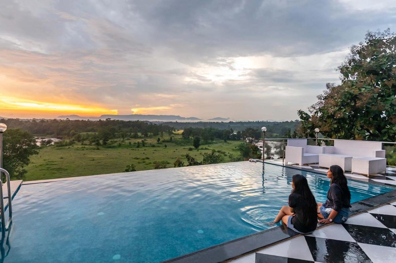 Stayvista'S Vine & Splash - Riverside Villa With An Infinity Pool And Indoor Games Karjat Extérieur photo