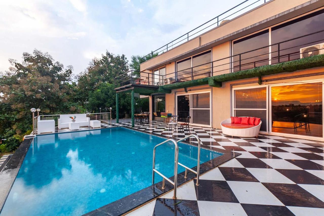 Stayvista'S Vine & Splash - Riverside Villa With An Infinity Pool And Indoor Games Karjat Extérieur photo