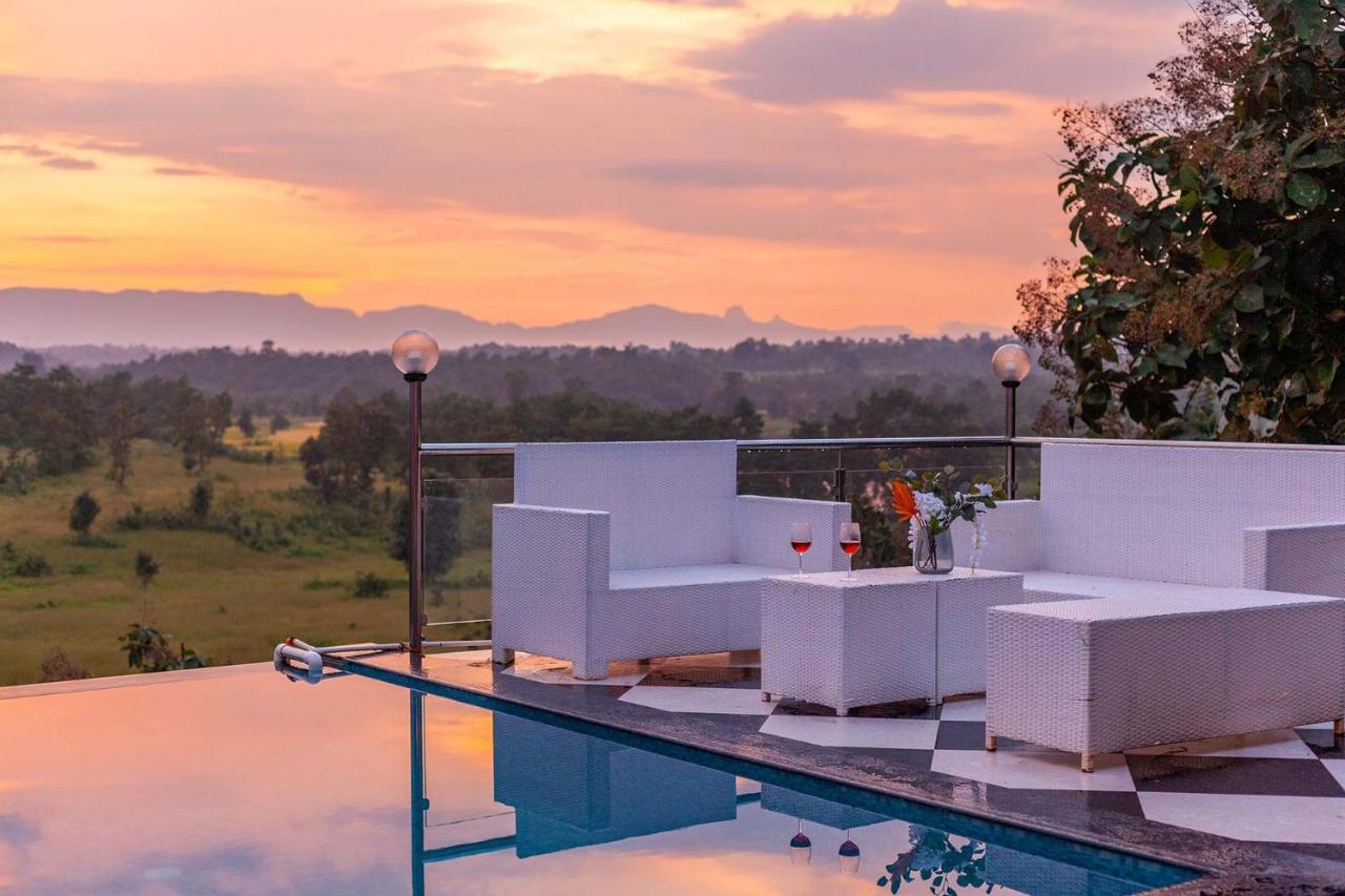 Stayvista'S Vine & Splash - Riverside Villa With An Infinity Pool And Indoor Games Karjat Extérieur photo