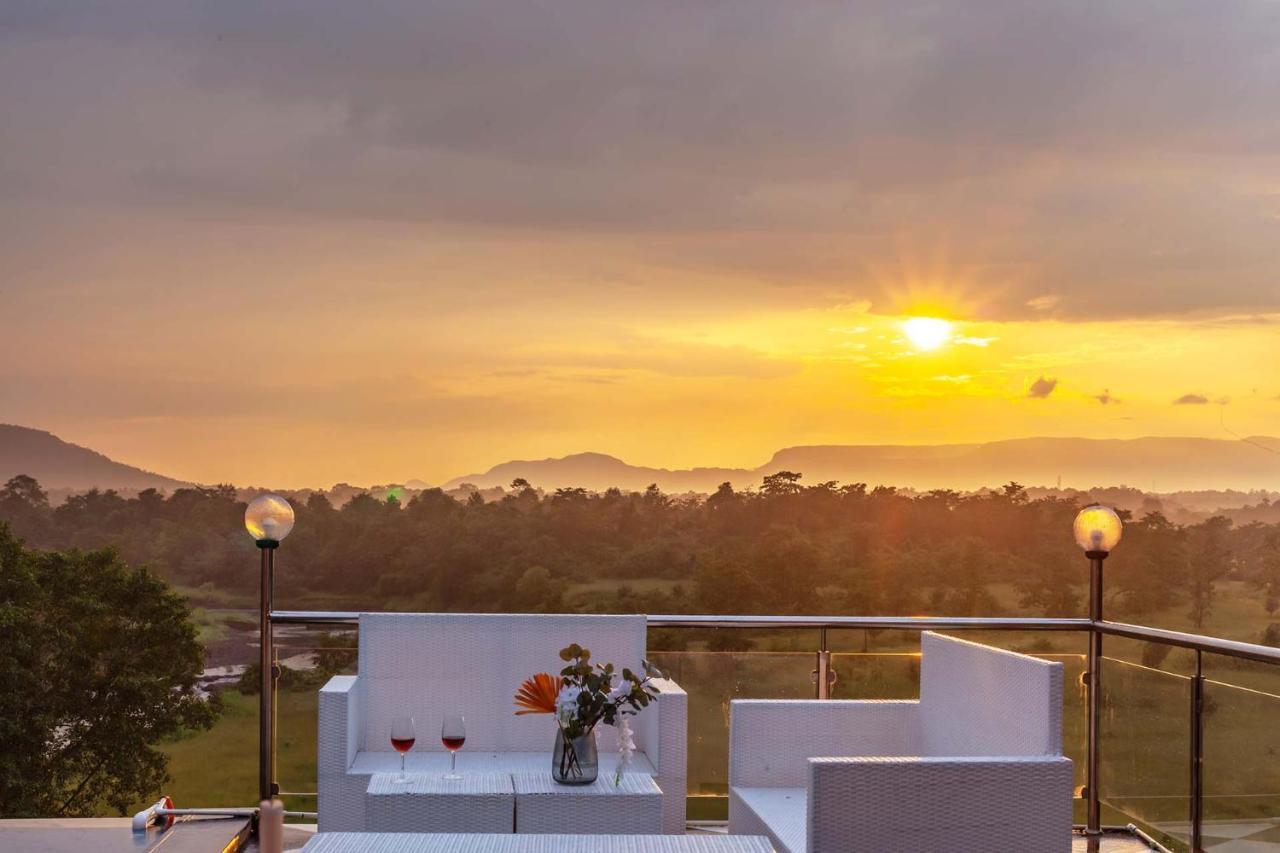 Stayvista'S Vine & Splash - Riverside Villa With An Infinity Pool And Indoor Games Karjat Extérieur photo