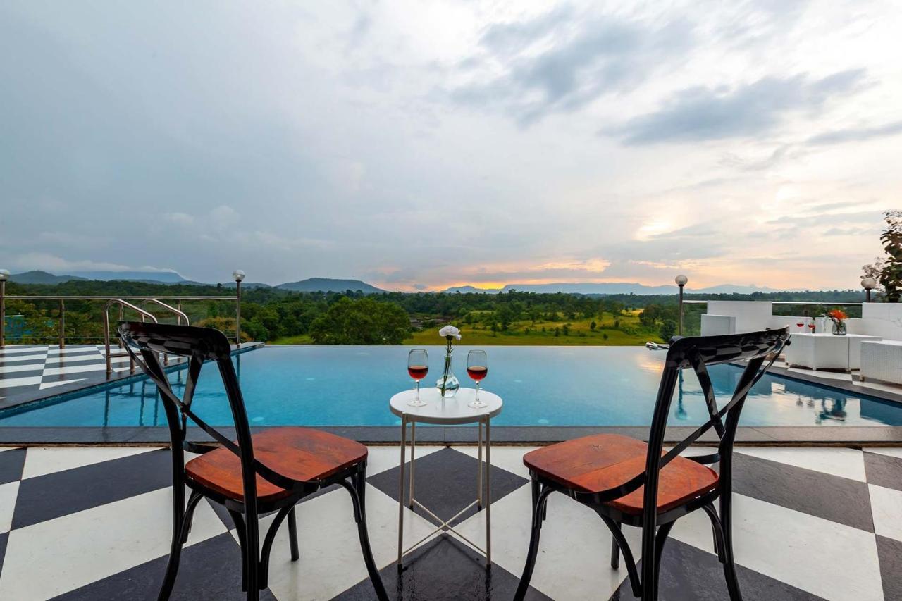 Stayvista'S Vine & Splash - Riverside Villa With An Infinity Pool And Indoor Games Karjat Extérieur photo