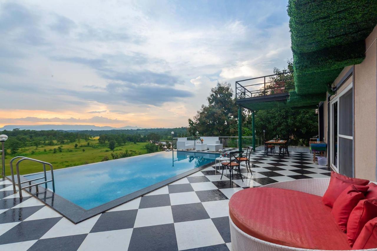 Stayvista'S Vine & Splash - Riverside Villa With An Infinity Pool And Indoor Games Karjat Extérieur photo