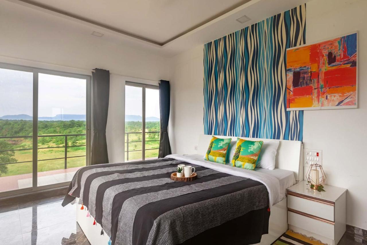 Stayvista'S Vine & Splash - Riverside Villa With An Infinity Pool And Indoor Games Karjat Extérieur photo