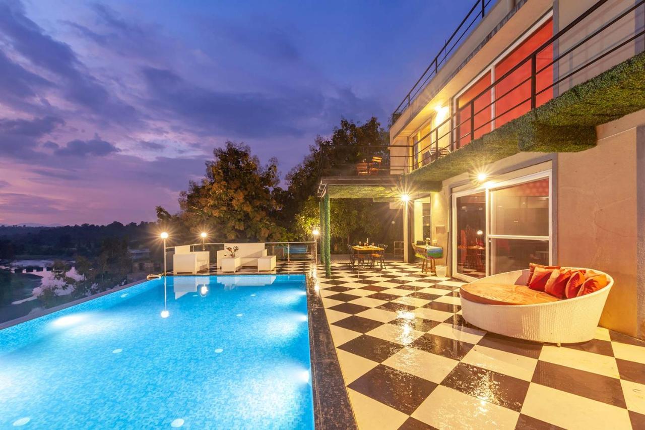 Stayvista'S Vine & Splash - Riverside Villa With An Infinity Pool And Indoor Games Karjat Extérieur photo
