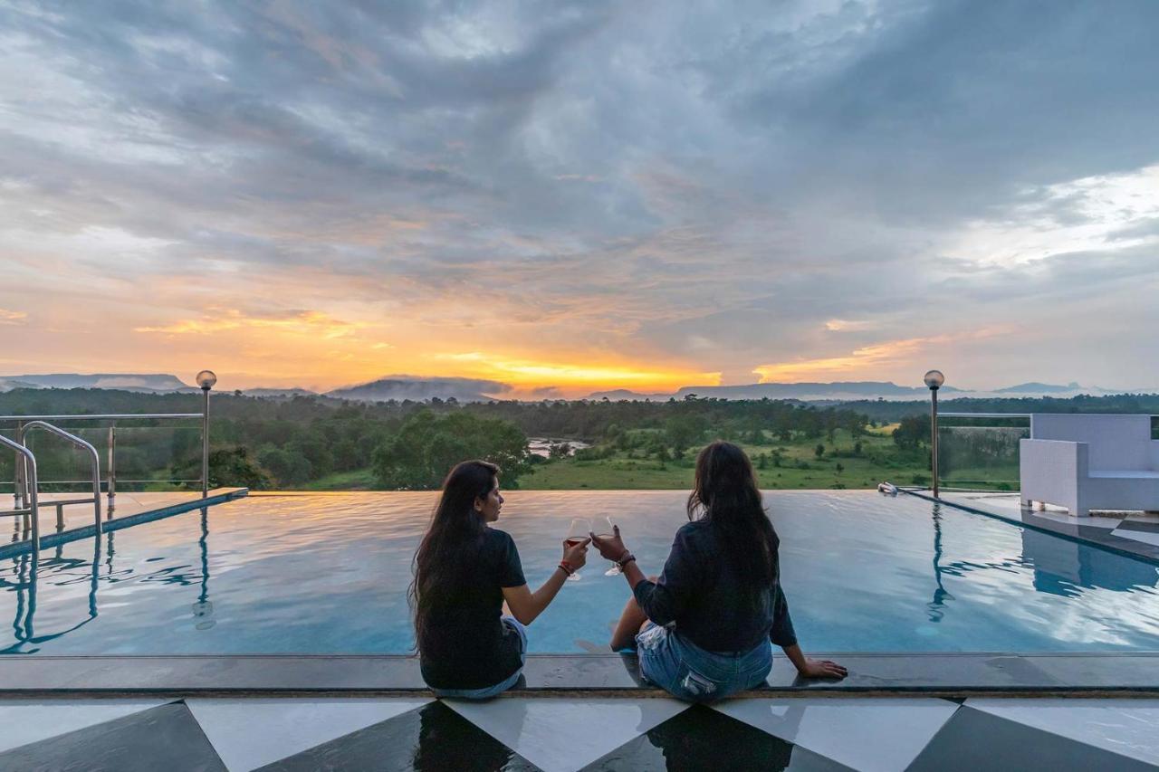 Stayvista'S Vine & Splash - Riverside Villa With An Infinity Pool And Indoor Games Karjat Extérieur photo